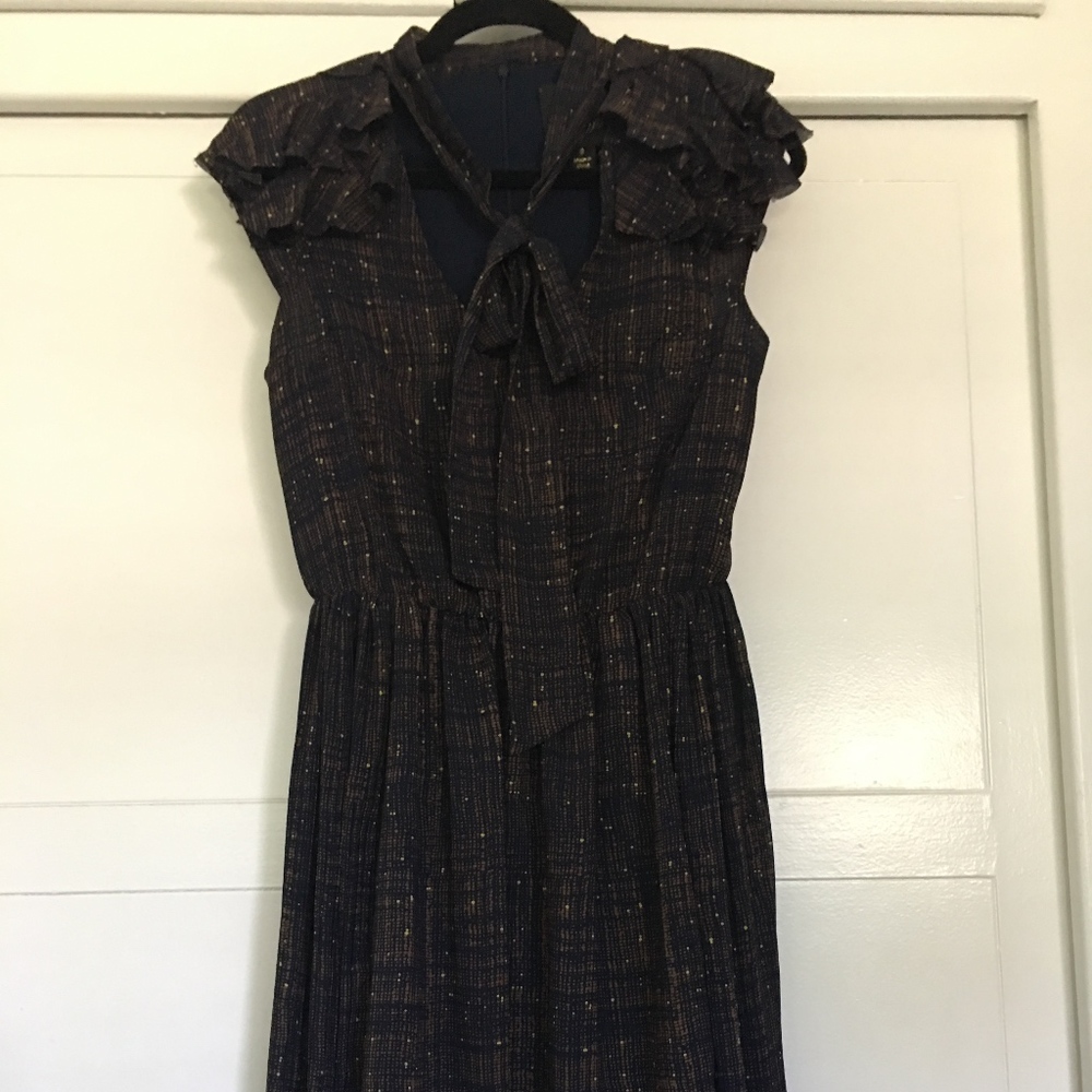 Beautiful dress with tie neck and ruffle sleeves